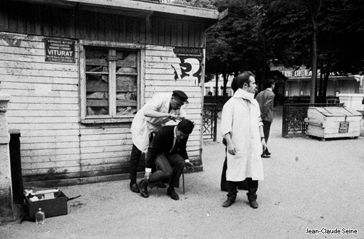 Mai 68 - Paris - Soin port  un bless